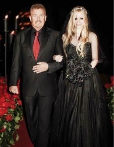 Rochie neagra Avril Lavigne Monique Lhuillier