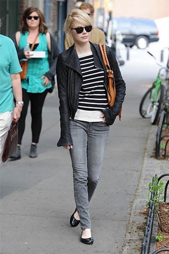 blugi gri cu dungi albe si negre